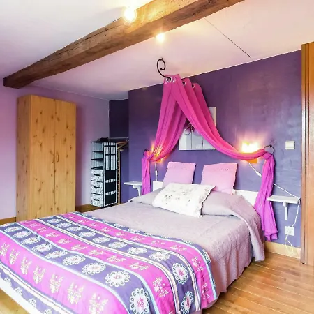 Spacious With Fireplace Doische